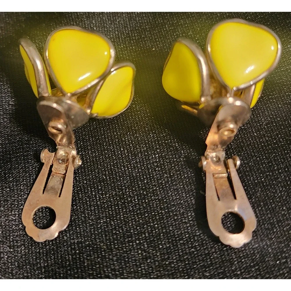 VTG Yellow Floral Enamel Brooch and Clip On Earrings Set Spring Summer Easter